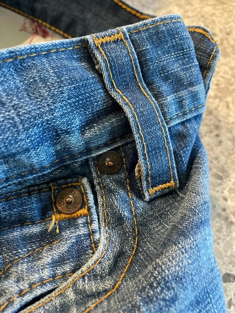Vintage True Religion World Tour RICKY Medium wash slightly distressed jeans 34